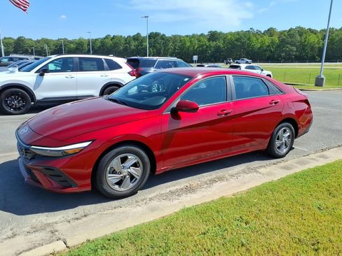 Used 2025 Hyundai Elantra SE FWD image 3