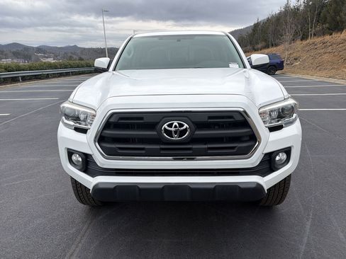 Used 2016 Toyota Tacoma SR5 w/ Towing Package image 2