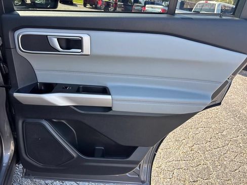 Used 2023 Ford Explorer XLT w/ XLT Sport Appearance Package AWD/4WD image 15
