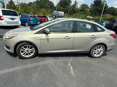 Used 2015 Ford Focus SE FWD image 1