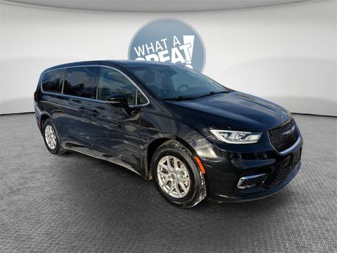 Used 2025 Chrysler Pacifica Select image 1