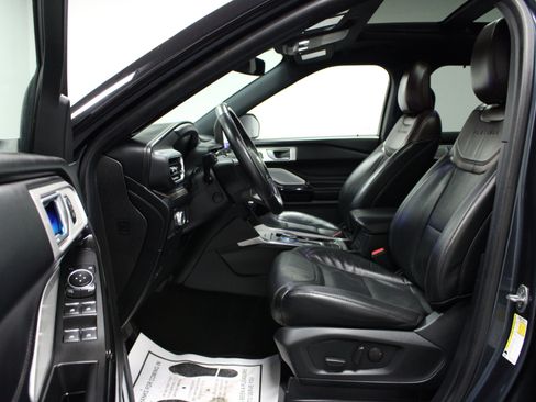 Used 2022 Ford Explorer Platinum w/ Technology Package RWD image 12