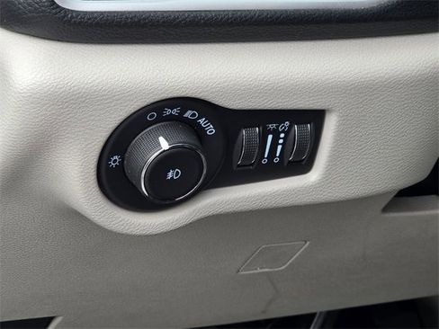 Used 2021 Chrysler Pacifica Touring-L image 8