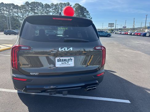 Used 2022 Kia Telluride SX w/ SX Prestige Package image 4
