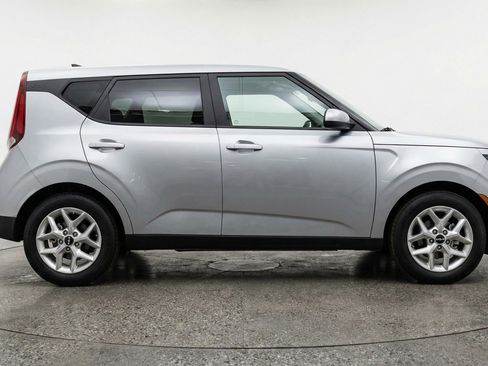 Used 2025 Kia Soul LX w/ LX Technology Package image 11