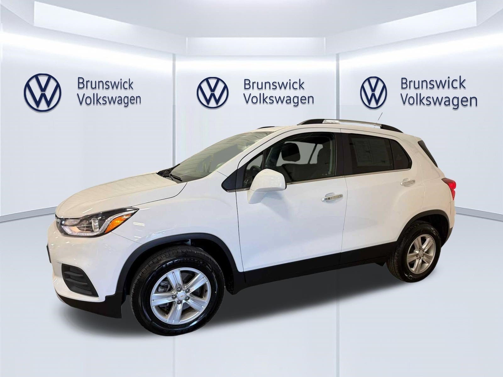 Used 2020 Chevrolet Trax LT w/ LT Convenience Package AWD/4WD image 2