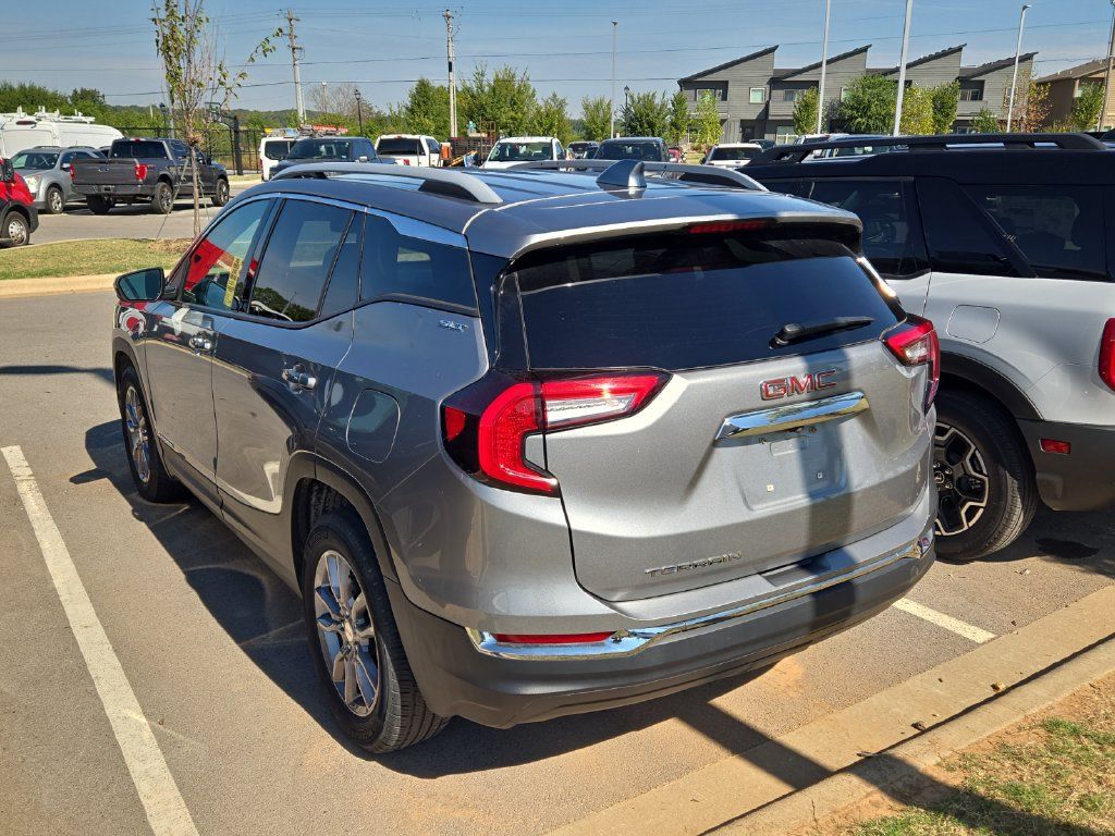 Used 2024 GMC Terrain SLT FWD image 2