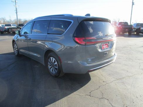 Used 2021 Chrysler Pacifica Touring-L image 7