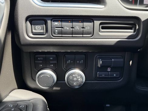 Used 2021 GMC Yukon SLT w/ SLT Luxury Plus Package AWD/4WD image 28