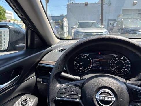 Used 2025 Nissan Altima 2.5 SV FWD image 35