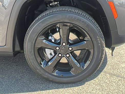 New 2025 Jeep Grand Cherokee Altitude image 9