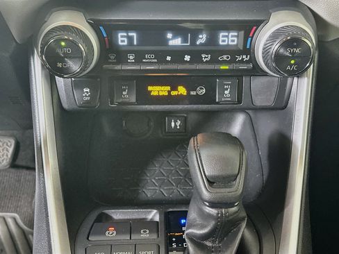 Used 2019 Toyota RAV4 XLE w/ Convenience Package FWD image 23