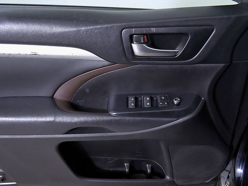 Used 2019 Toyota Highlander XLE AWD/4WD image 16