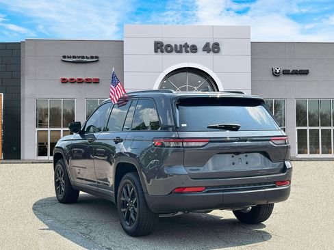 Used 2024 Jeep Grand Cherokee Altitude AWD/4WD image 4