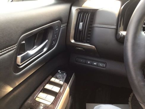 Used 2024 Nissan Pathfinder Platinum image 11