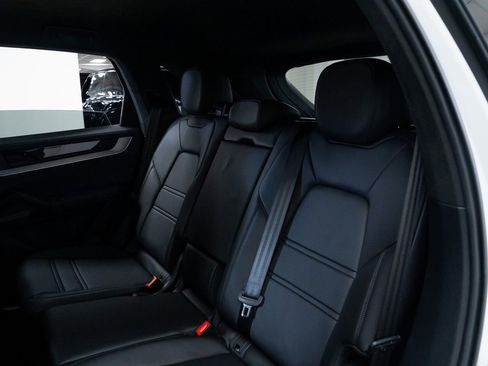 Used 2024 Porsche Cayenne Turbo AWD/4WD image 25