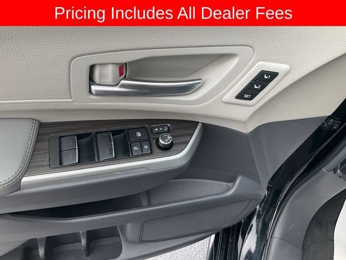 Used 2023 Toyota Sienna Limited FWD image 4