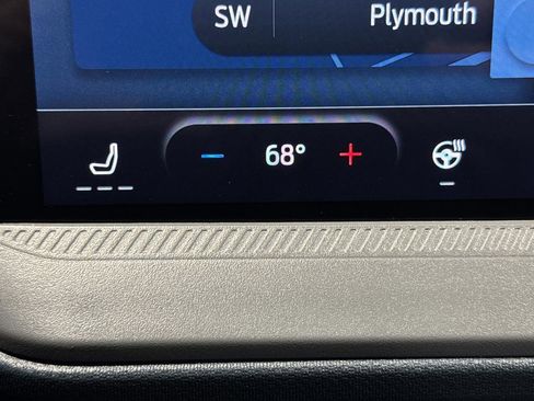 Used 2025 Ford Maverick Lariat w/ Black Appearance Package image 2