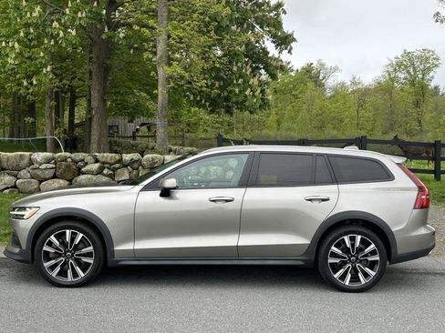Used 2020 Volvo V60 T5 Cross Country AWD/4WD image 13