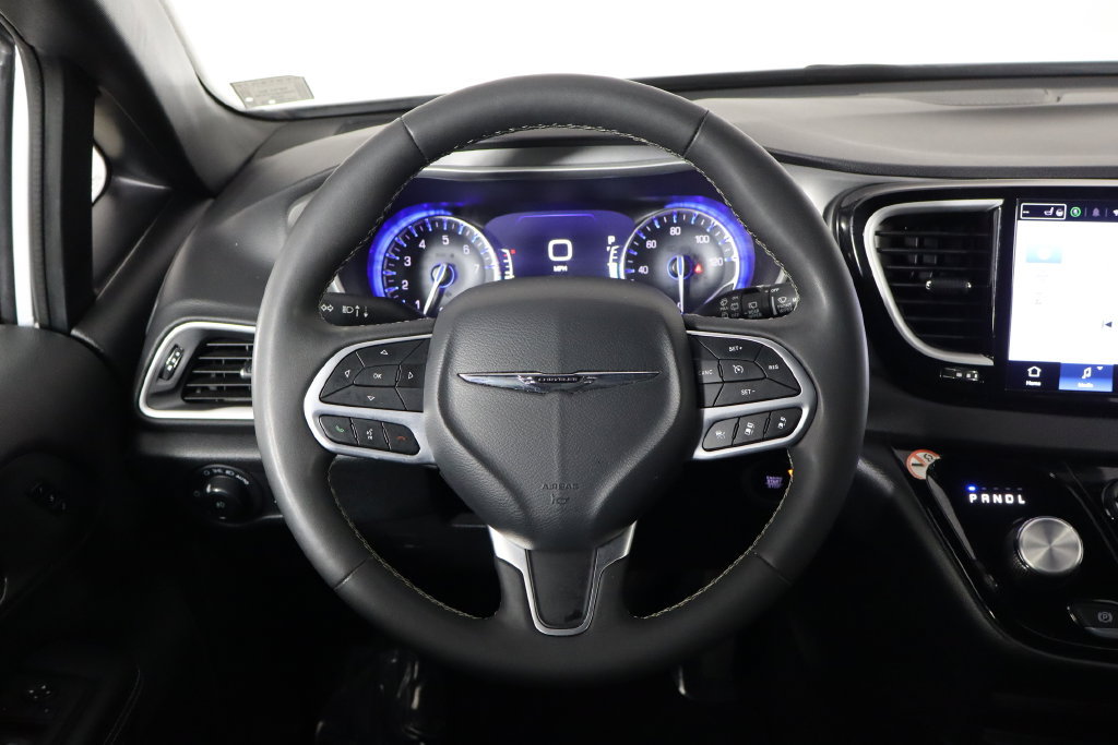 Used 2025 Chrysler Pacifica Select FWD image 7