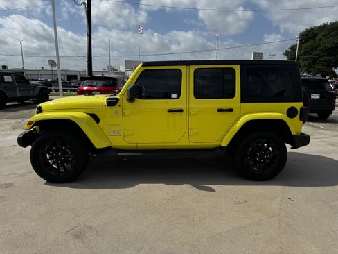 Used 2023 Jeep Wrangler Unlimited Sahara AWD/4WD image 7