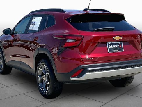 Used 2025 Chevrolet Trax LT FWD image 12