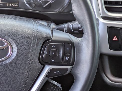 Used 2015 Toyota Highlander Limited w/ Driver Technology Package FWD image 23