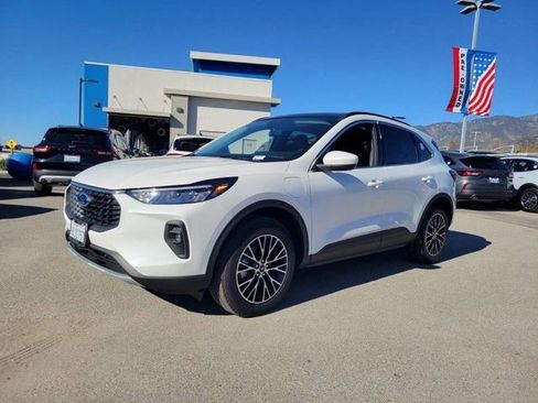 Used 2025 Ford Escape SE w/ Class II Trailer Tow Package image 2