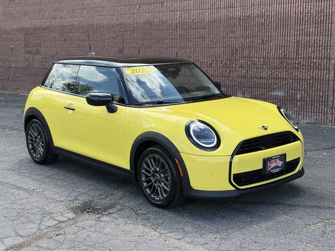 Used 2025 MINI Cooper 2-Door Hardtop FWD image 1
