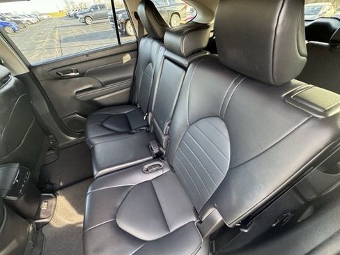 Used 2022 Toyota Highlander XLE image 15