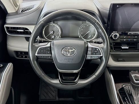Used 2022 Toyota Highlander Platinum image 4