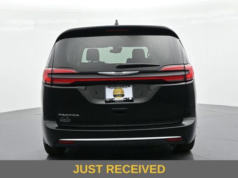 Used 2024 Chrysler Pacifica Touring-L FWD image 7