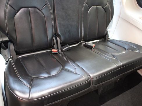 Used 2023 Chrysler Pacifica Touring-L image 25