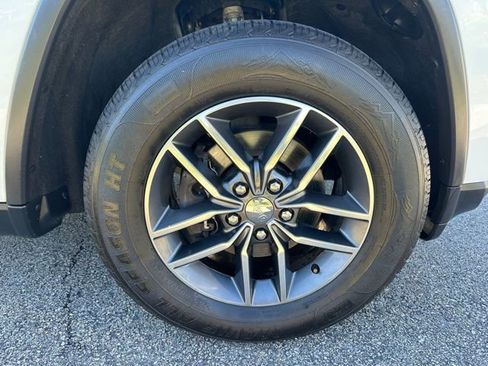 Used 2017 Jeep Grand Cherokee Limited AWD/4WD image 12