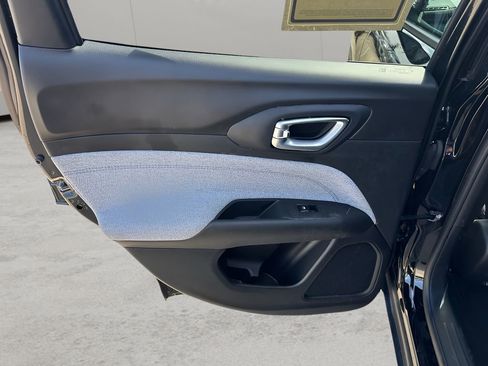 Used 2025 Jeep Compass Latitude image 23