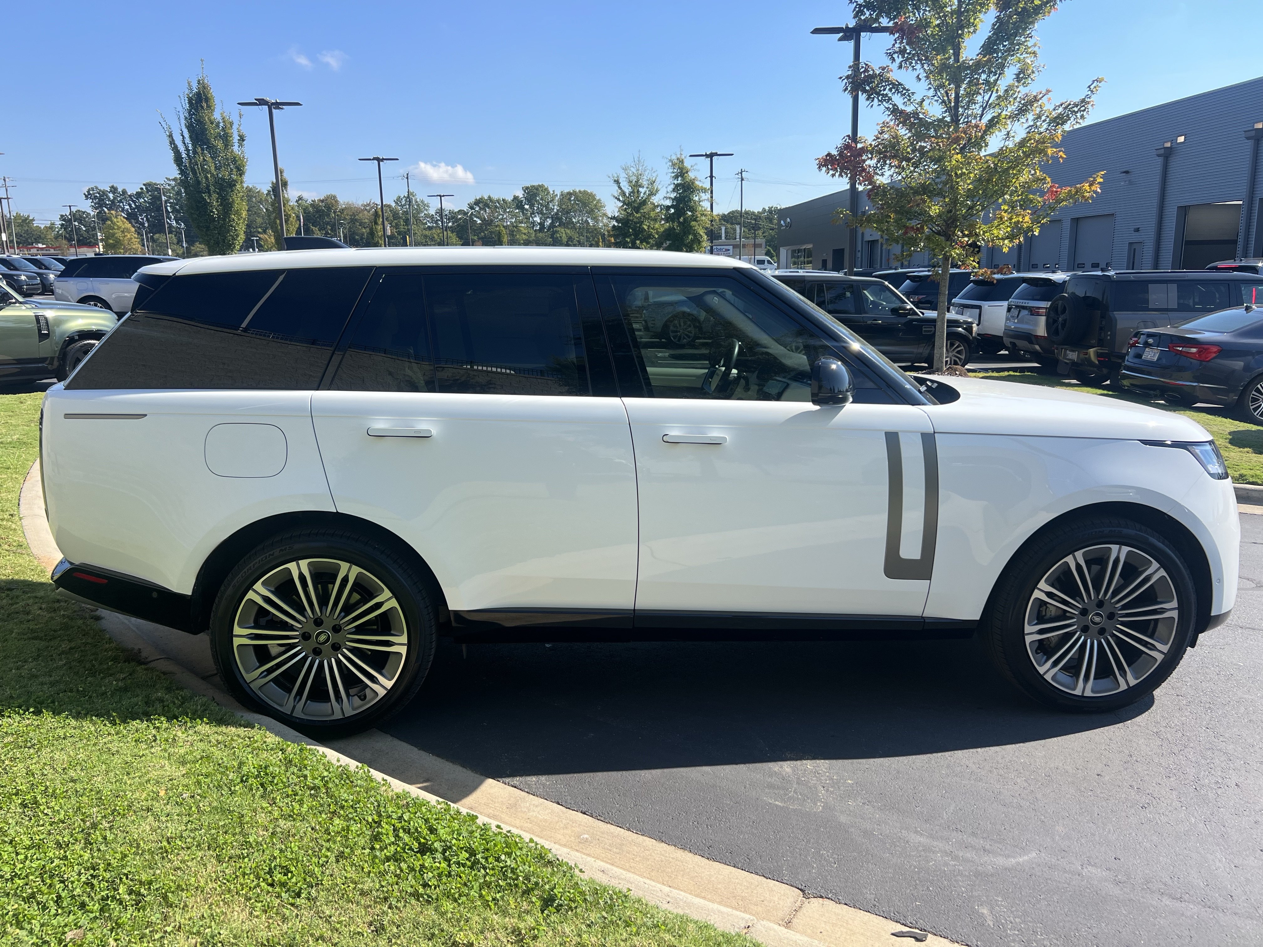 Used 2025 Land Rover Range Rover SE AWD/4WD image 8