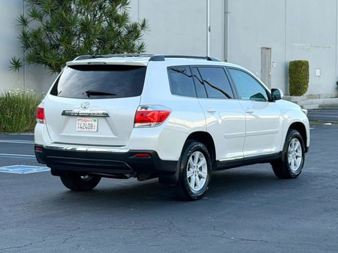 Used 2013 Toyota Highlander Plus FWD image 4
