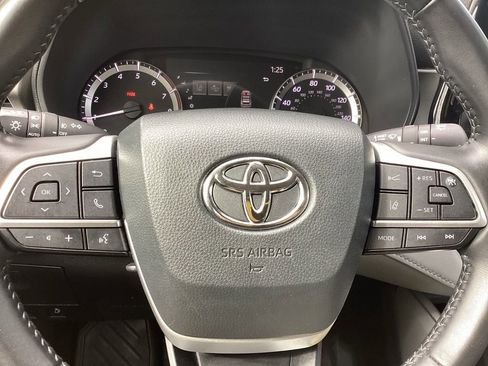 Used 2023 Toyota Highlander LE FWD image 16