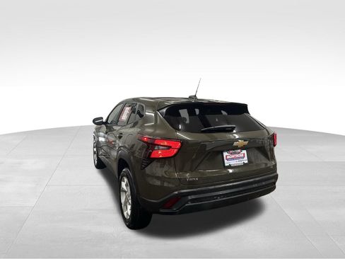 Used 2024 Chevrolet Trax LS w/ LS Convenience Package FWD image 4