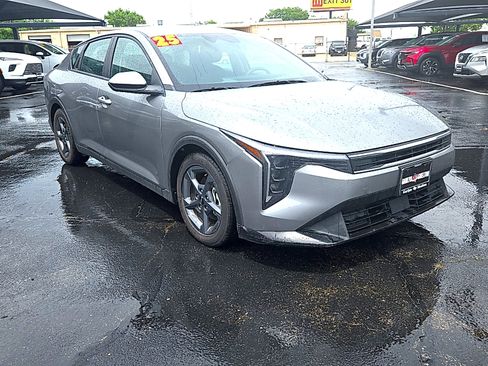 Used 2025 Kia K4 FWD image 2