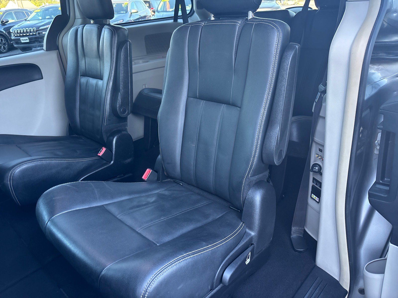 Used 2016 Chrysler Town & Country Touring FWD image 14
