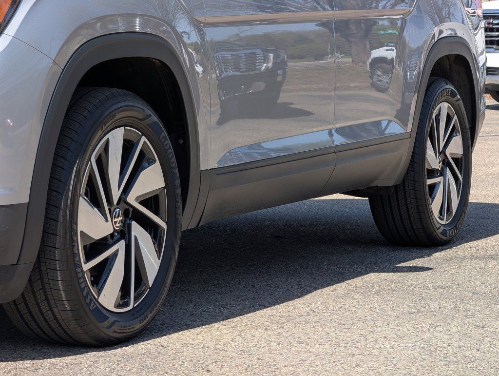 Used 2025 Volkswagen Atlas SE AWD/4WD image 6