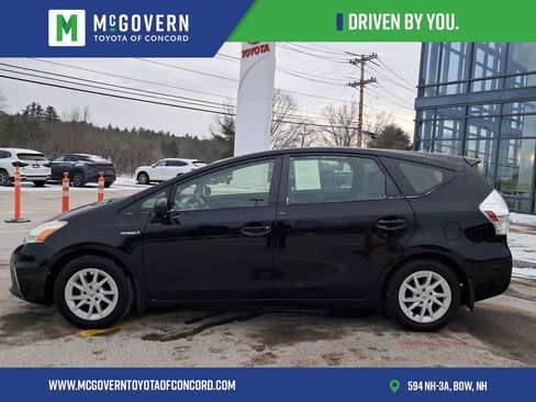 Used 2014 Toyota Prius V Three image 2