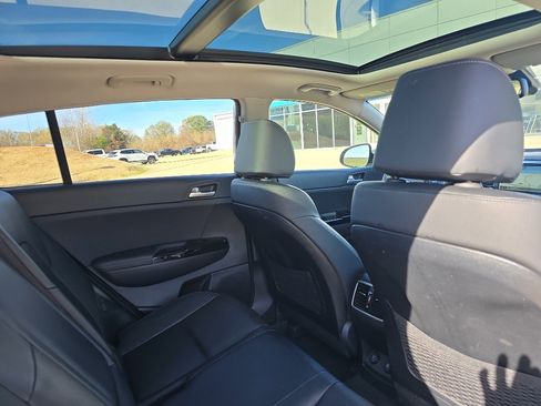 Used 2022 Kia Sportage EX w/ EX Technology Package image 16