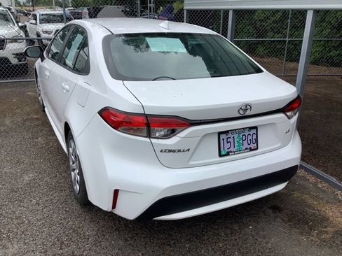 Used 2021 Toyota Corolla LE FWD image 3