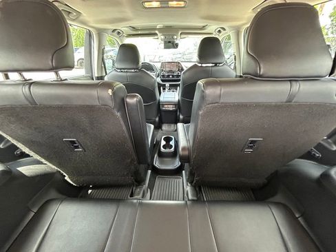Used 2021 Toyota Highlander XLE FWD image 16