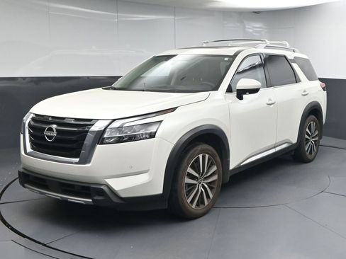Used 2024 Nissan Pathfinder Platinum w/ Cargo Package AWD/4WD image 3