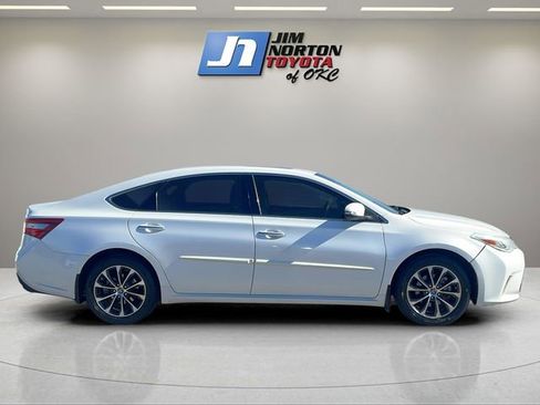 Used 2017 Toyota Avalon XLE Premium image 4