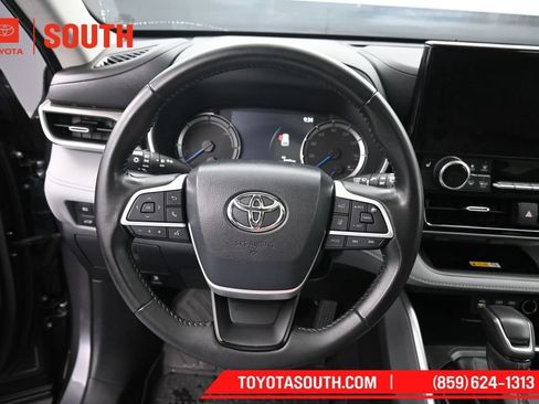 Used 2023 Toyota Highlander XLE AWD/4WD image 25