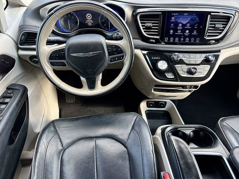 Used 2018 Chrysler Pacifica Limited w/ Tire & Wheel Group image 22